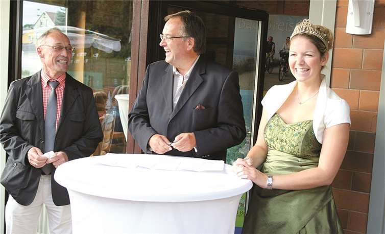 Beste Stimmung herrscht zur offiziellen Turniereröffnung bei (v. r.) Ulrich von Dalwigh, Bürgermeister Bernd Weidenbach und Brunnenkönigin Anne.