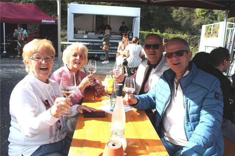 Beste Stimmung herrschte auch bei diesen aus dem hessischen Herborn sowie aus St. Wendel (Saarland) nach Altenahr gekommenen Gästen.  Foto: DU