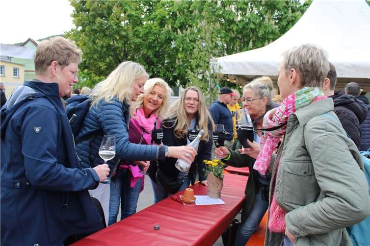 Weinfrühling Mittelahr als perfektes Gemeinschaftswerk dreier Mittelahr-Orte Beste Stimmung herrschte bei den zahlreichen Gästen aus nah und fern – auch bei dieser Frauenwandergruppe aus dem Münsterland. Foto: DU