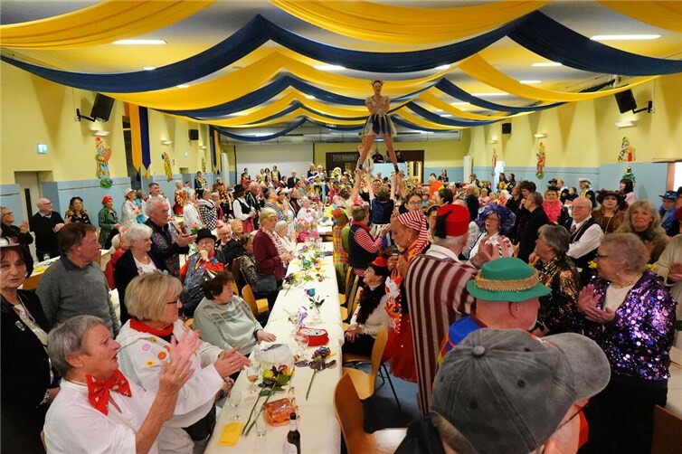 Beste Stimmung herrschte bei der traditionellen Seniorensitzung der Sinziger Kernstadt im Helenensaal.  Foto: Dieter Wind