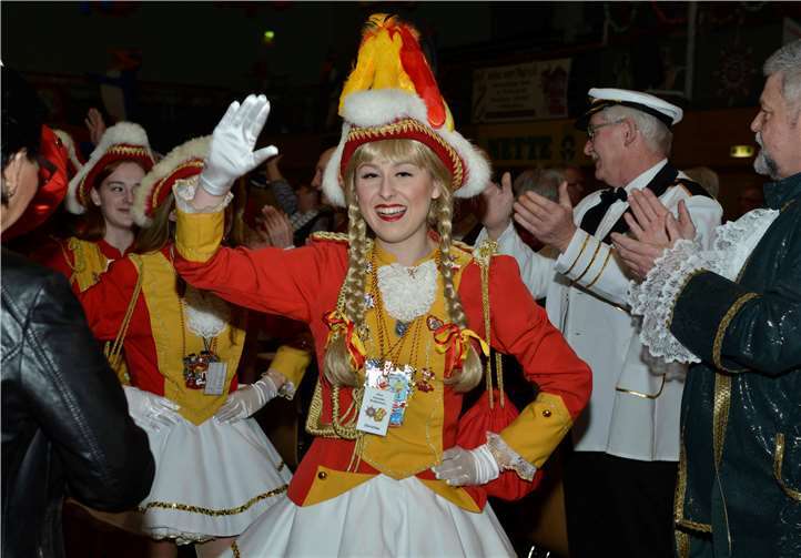 Beste Stimmung herrschte beim Einmarsch der Garden und Corps der KA und Ki Weißenthurm.