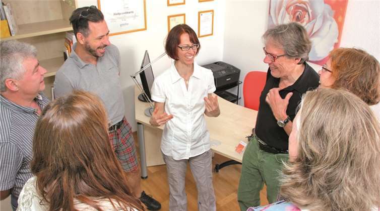 Beste Stimmung herrschte beim Tag der offenen Tür bei Heilpraktikerin Ursula Bünnagel (Mitte) und den interessierten Besuchern. Foto: privat