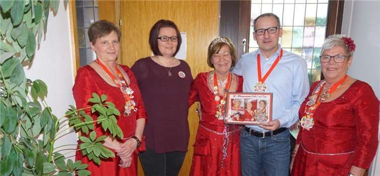 Beste Stimmung herrschte im Rheinbrohler Rathaus als Prinzessin Erika I. mit ihren Hofdamen Ilke (l.) und Brigitte (r.) bei Ortsbürgermeister OLiver Labonde aufschlug. Den Coup mit vorbereitet hatte Gemeindesekretärin Tanja Becker.  STUKO