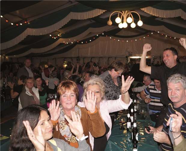 Beste Stimmung herrschte im Zelt auf dem Endertplatz.