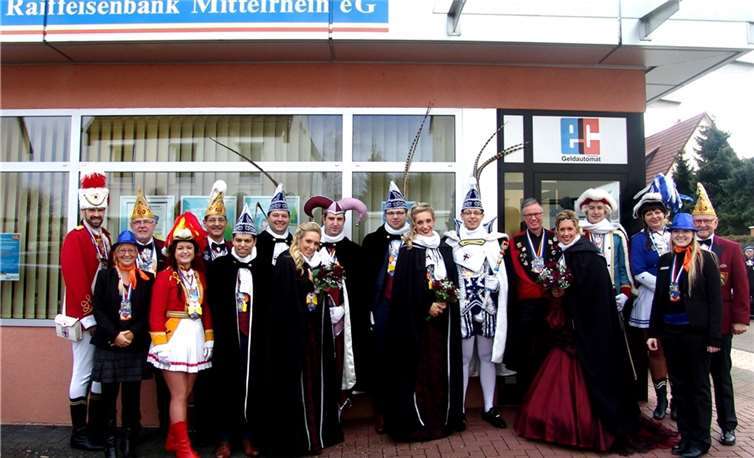 Beste Stimmung herrschte in der Andernacher Geschäftsstelle der Raiffeisenbank Mittelrhein eG, als das Andernacher Prinzenpaar nebst Gefolge den Bankern und Bankerinnen einen Besuch abstattete. privat