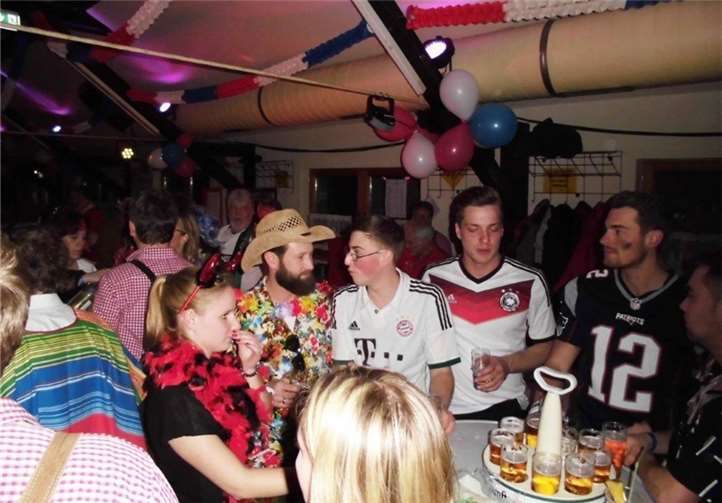 Beste Stimmung herrschte in der vollbesetzten Schützenhalle.  Privat