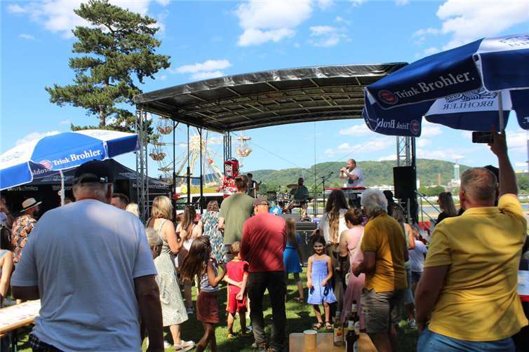 Beste Stimmung im Kurpark Bad Breisig: Bei der U3-Party der Verbandsgemeinde Bad Breisig sorgte die Kölner Kinderrockband Pelemele für Begeisterung bei Groß und Klein.  Foto: Michael Lüdtke