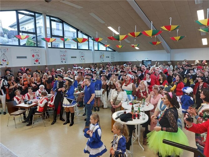 Beste Stimmung in der bunt geschmückten Königsseehalle.