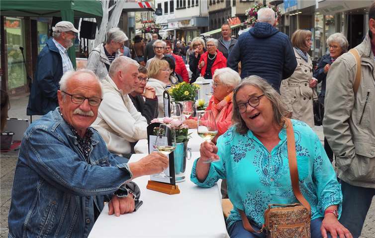Beste Stimmung und Geselligkeit an der langen Tafel in der Innenstadt.
