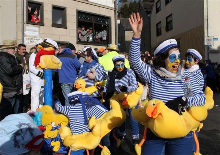 Beste, närrische Stimmung herrschte beim Volkesfelder Rosenmontagszug. 