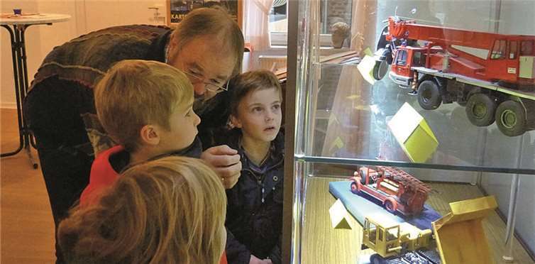 „Besteht ein Reifen des Autokrans tatsächlich aus vierhundert Teilen aus Papier?“ war nur eine der vielen Fragen der Kinder in der Ausstellung „Alles aus Papier“ im Rathaus Oberwinter. AB