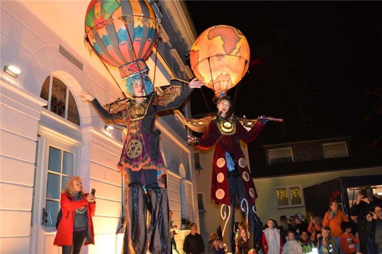 Bestens an kamen auch die Stelzenläufer in der Innenstadt und auf dem Marktplatz: die Flying Traveller. Fotos: AB