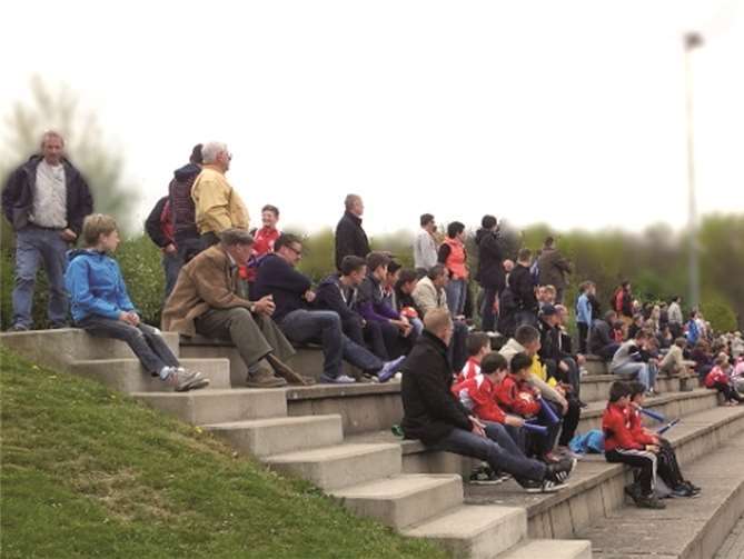 Bestens gefüllt waren die Ränge im Höhr-Grenzhausener Moorsbergstadion.privat