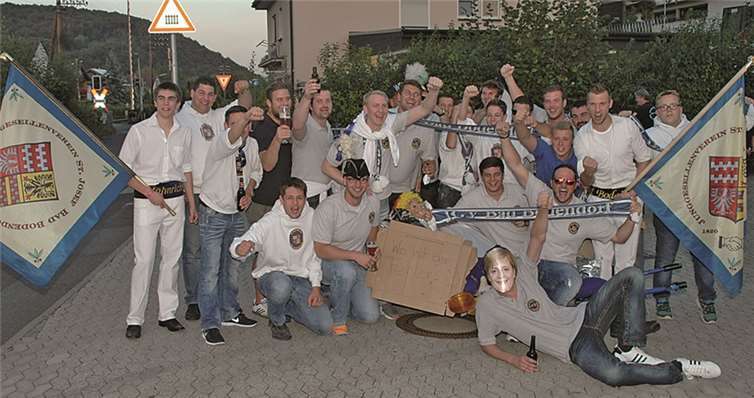 Bestens gelaunt: Die Bad Bodendorfer Junggesellen beim Trinkzug am Kirmesdienstag. BL