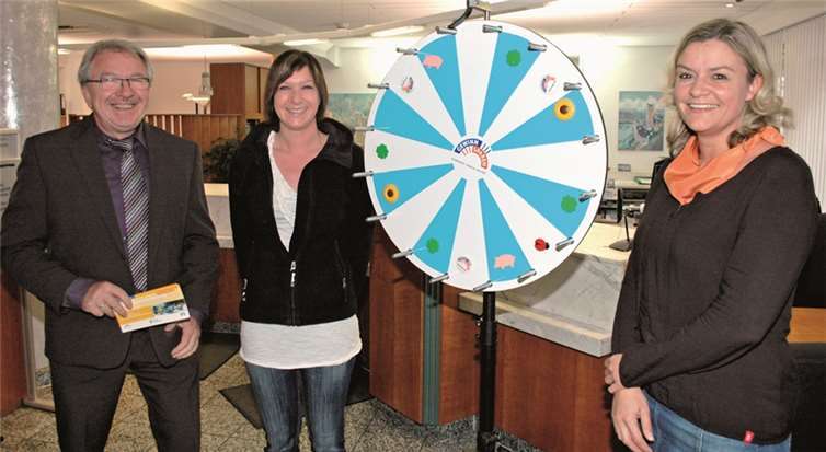 Bestens gelaunt am Glücksrad: Teilmarktleiter Heinz Engels, Kundin Steffi Braun und Stefanie Diensberg.BL