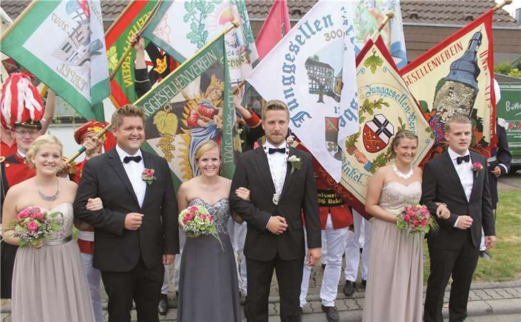 Bestens gelaunt genoss das fröhliche Sextett die Ovationen der Orsberger Kirmesgäste, begleitet von den Fahnen der Gastvereine. DL