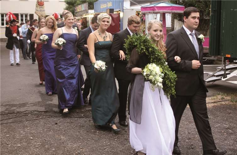 Bestens gelaunt näherte sich das Junggesellenpaar mit seiner Festgesellschaft am frühen Abend dem Kirmeszelt.DL