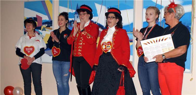 Bestens gelaunt präsentierte sich das neue Möhnenpaar mit seinem Gefolge der Öffentlichkeit (v.l.:) Roswitha Simon, Sabina Maistrovska, Kathrin Ketelhut, Regina Engel, Antonia Oster und Anke Thiel.