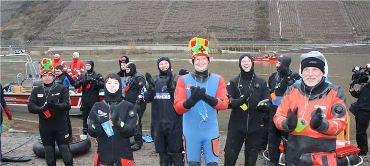 Bestens gelaunt präsentierten sich die rund drei Dutzend Schwimmer, die zur Jubiläumsveranstaltung der Cochemer Wasserwacht die Traditionsstrecke bewältigten. TE