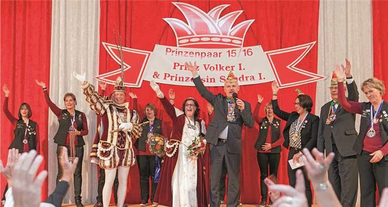 Bestens gelaunt startete das frischgebackene Queckenberger Prinzenpaar Prinz Volker I. (Ruberg) und Prinzessin Sandra I. (Ulrich) in die neue Session.-JOST-