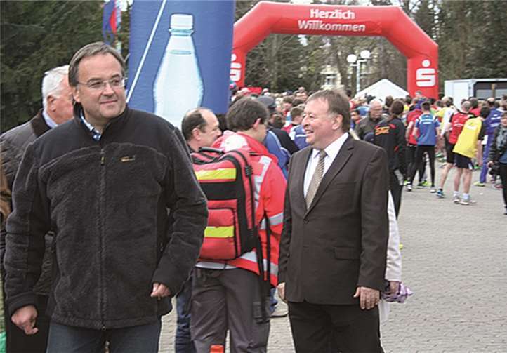 Bestens gelaunt waren vor dem Starschuss Landrat und Schirmherr Dr. Jürgen Pöhler (r.) und Bürgermeister Bernd Weidenbach.