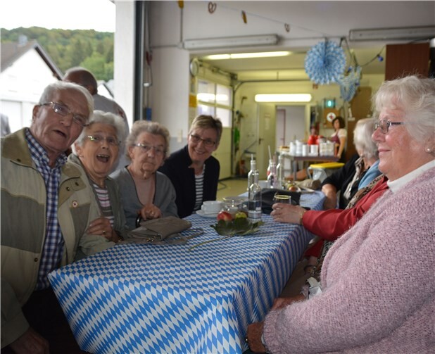 Bestens gelaunte Besucher im DRK-Heim.