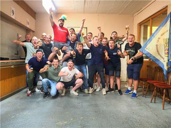 Bestens gelaunte Junggesellen schultern ihren neuen König Justus Schlagwein.  Fotos: Wolfgang Seidenfuß