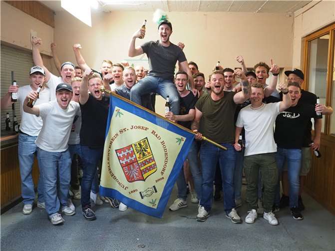 Bestens gelaunte Junggesellen schultern ihren neuen König Marcel Jonas. Foto: Wolfgang Seidenfuß