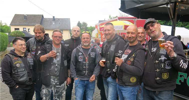 Bestens gelaunte Rocker vom MC Fire Wheels stoßen auf die Vaterfreuden an.Fotos: WR