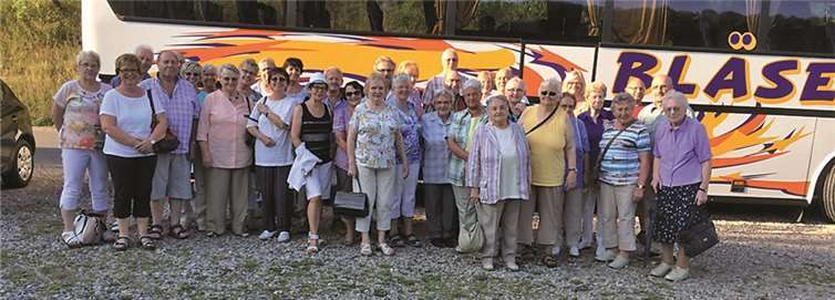 Bestens gelaunte Seniorinnen und Senioren auf großer Fahrt. Privat