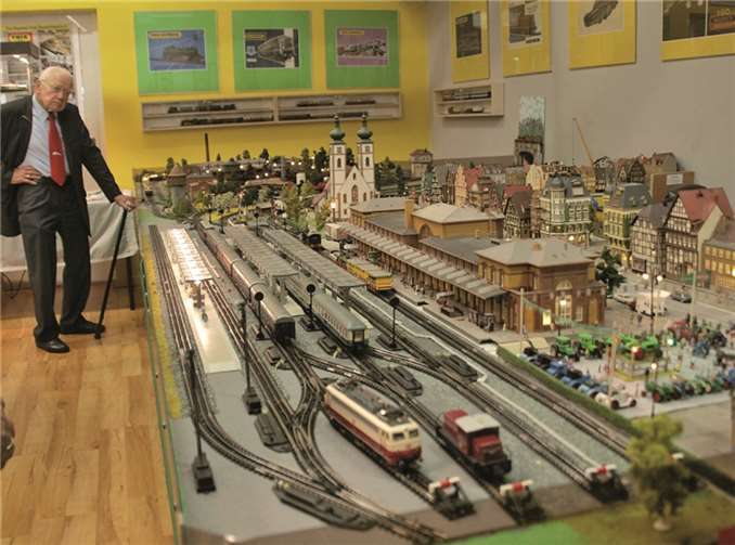 Modelleisenbahn hat nichts von ihrer Faszination verloren Bestens in Schuss präsentierte sich die H0-Modellbahnanlage mit ihren kleinen Besonderheiten auf der gesamten Fläche.