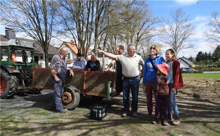 Bestens organisiert gingen die freiwilligen Helfer in Westum zu Werke und fuhren mit Traktoren auch die Randbereiche der Gemarkung ab.  RÜ