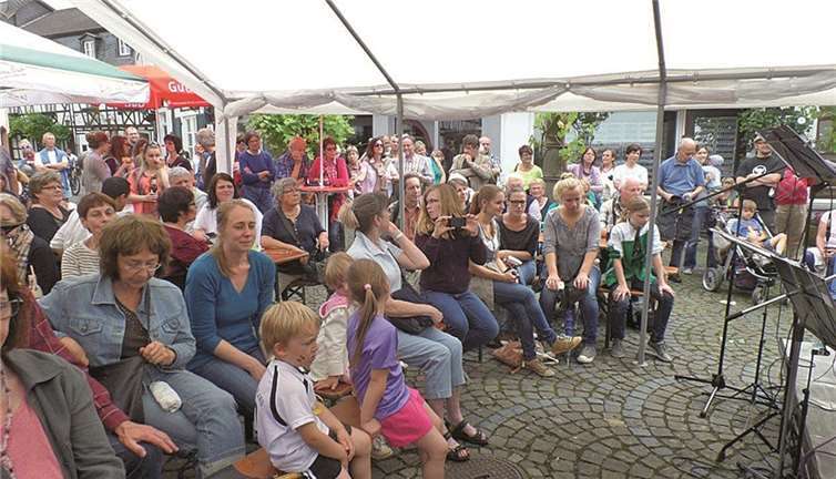 Bestens unterhalten wurde das Publikum an den drei Bühnen.