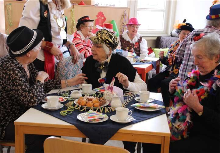 Bestens unterhalten wurden die älteren Pecher beim Karneval in der Seniorenstube. privat