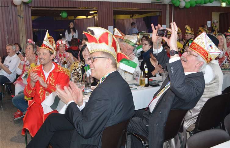 Bestens unterhielten sich auch Remagens Bürgermeister Björn Ingendahl (v. l.), Pfarrer Frank Klupsch und RKK-Bezirksvorsitzender Willy Fuhrmann.
