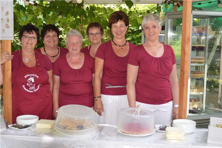 Bestens vorbereitet hatten die Möhnen das Fest im Garten der Gaststätte Rheintal, besonderes Highlight war wieder das Tortenbüffet. privat