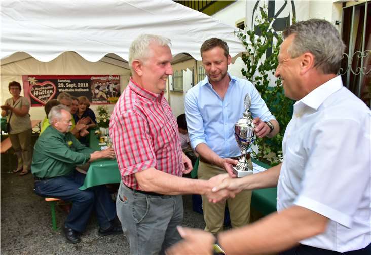 Bester Einzelschütze war Klaus Reinhardaus Bonefeld, dem Bürgermeister Breithausen (re.)und Brudermeister Jörg Gries den Amtspokal überreichten.
