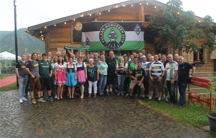 Bester Laune präsentieren sich die Mitglieder des Fanclubs vor der Almhütteprivat