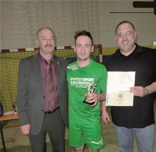 Bester Torschütze wurde Lukas Helf (Mitte). Ihm gratulierten Karl-Werner Esch (links) und der TV-Vorsitzende Marcus Welling.