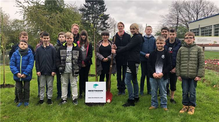 Bestmann Messbau International und Holger Post spendeten 15 Obstbäume anlässlich des Tags des Baumes an das Naturschutzprojekt der IGS Remagen. Ines Gemein, Mitarbeiterin der Bestmann Messebau International GmbH (6. v. r.), mit den Schülern des Kurs 7 im Wahlpflichtfach Ökologie und Schulleiter Marcus Wald (7. v. l.), Lehrerin Michaela Lohmer (7. v. r.), und Schulsozialarbeiterin Miriam Diemert (8. v. r.).Foto: privat