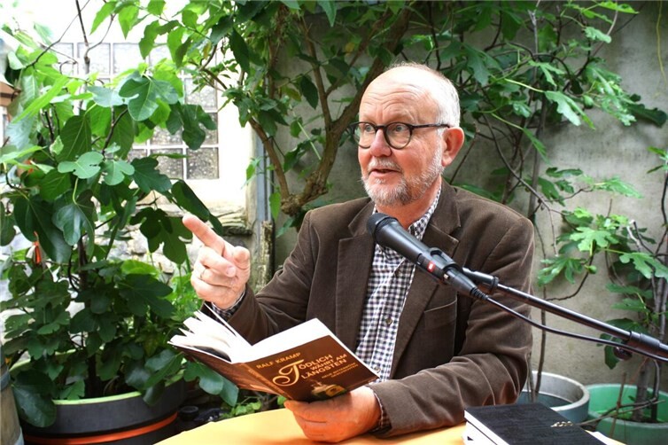 Bestsellerautor Ralf Kramp (Hillesheim) konnte mit einer Auswahl skurriler Mordgeschichten erneut zahlreiche Fans begeistern.