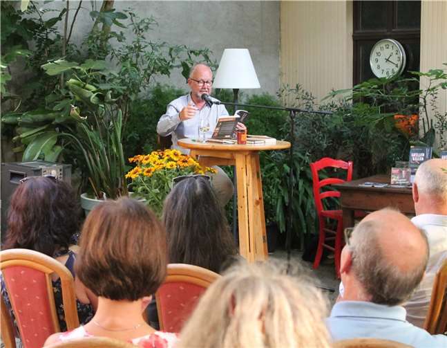 Bestsellerautor Ralf Kramp aus Hillesheim stellte bei Familie Budweg im Ortsteil Eller sein neues Buch „Grillen & Killen“ vor. Foto: TE