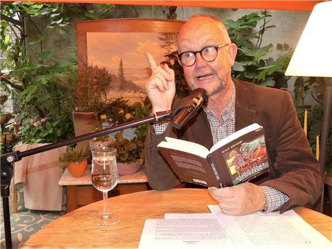 Bestsellerautor Ralf Kramp hinterließ bei seinem Auftritt in der Ellerer EssigKultur abermals ein begeistertes Publikum.  Foto: TE