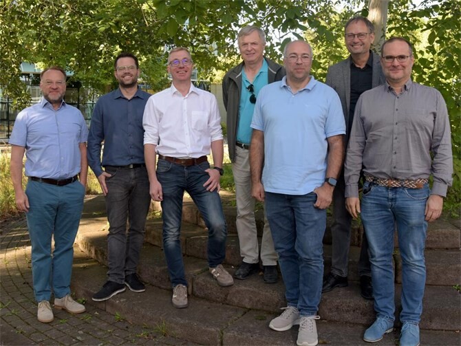 Besuch an der Glasfachschule NRW (von links): Schulleiter Jochen Roebers, Hauptgeschäftsführer Raoul Nossek, Bundesinnungsmeister Robert Schmitz, Jan Lux vom Glaserinnungsverband NRW sowie die Abteilungsleiter Peter Backes, Georg Linden und Alexander Haßel.