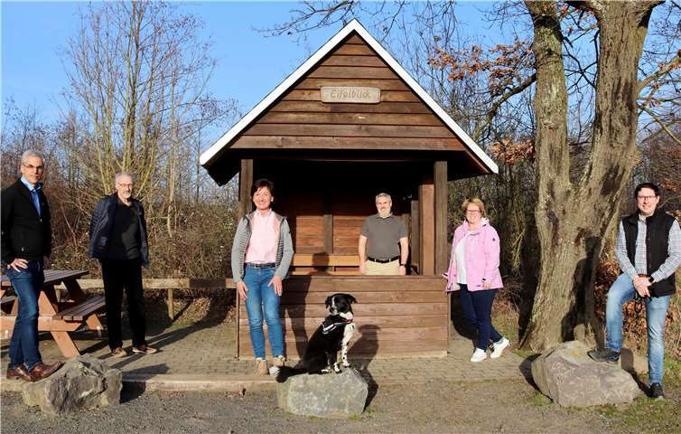 Besuch an der Schutzhütte Eifelblick: Petra Schneider (Mitte) und die Waldorfer CDU-Vertreter (v.l.): Erich Seul, Werner Krupp, Sascha Nachtsheim, Sandy Weber, Michael Schmitz – und mittendrin Hündin Tessa.Foto: CDU