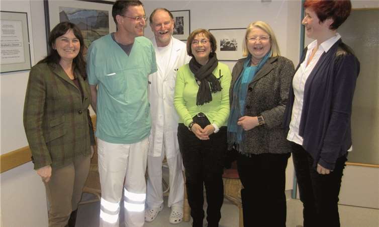 Besuch auf der Palliativstation (v. l.): Mechthild Heil, Dr.med Thorsten Luecke, Dr. med Eckehard Louen, Martina Steffens, Hedi Thelen und Claudia Sputh. privat