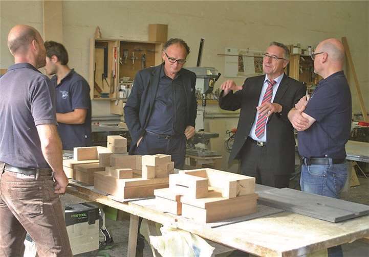 Besuch aus Mainz und dem Andernacher Rathaus kam in die Werkstätten der Schreinerei Helf. privat