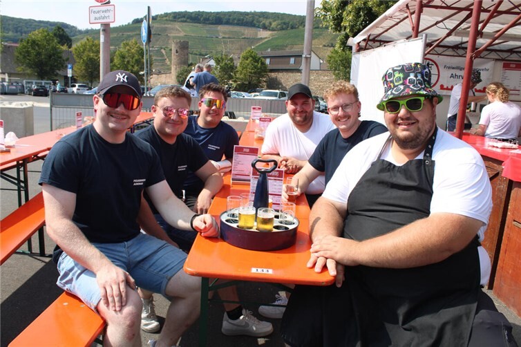 Besuch aus der Eifel: Auch Feuerwehrleute aus Adenau waren nach Ahrweiler gekommen.