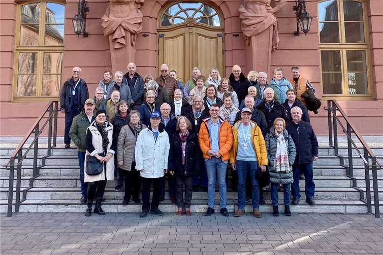 Besuch aus der Heimat: Der Cochem-Zeller Landtagsabgeordnete Jens Münster empfing rund 40 Senioren von Mosel, Eifel und Hunsrück im rheinland-pfälzischen Landtag. Foto: Maike Malzahn