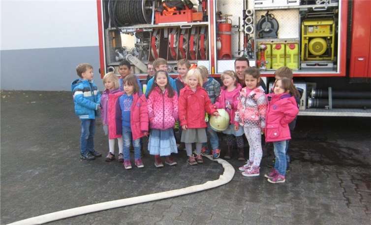 Besuch bei den "echten" Feuerwehrmännern - für die Kinder des Familienzentrum Drachenfelser Ländchen ein ausgesprochen spannender Tag. privat